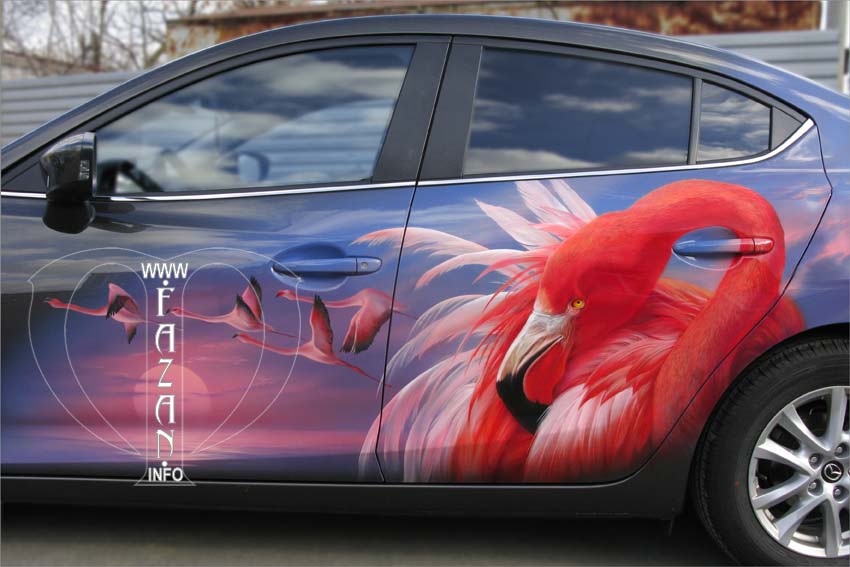 Грациозные птицы фламинго в аэрографии на серой Mazda 3, фото 5.