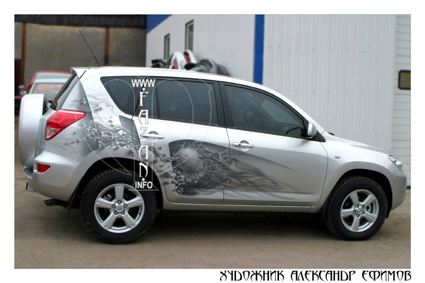 Абстрактный рисунок на автомобиле Toyota RAV4. Фото 13.