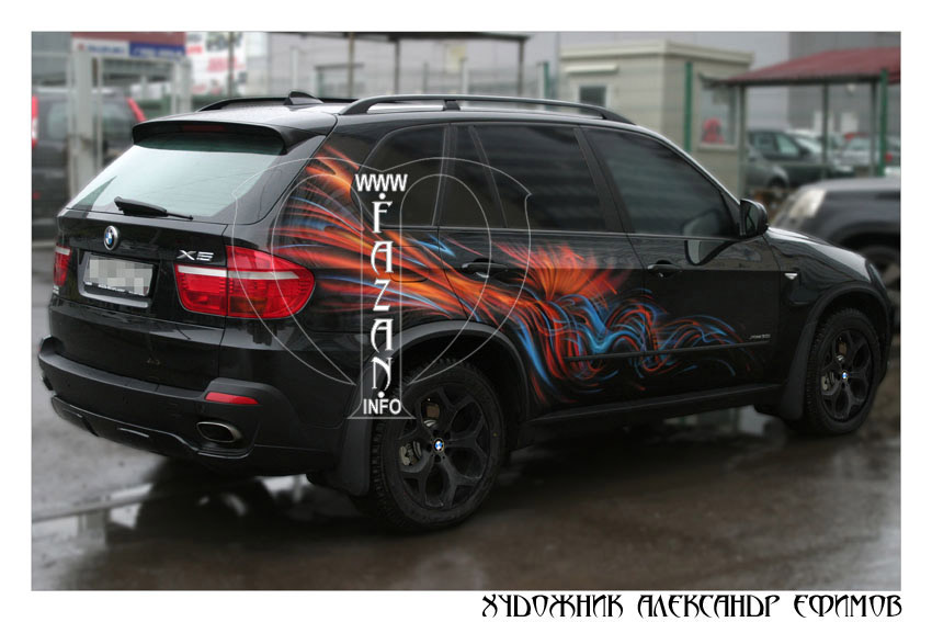 Цветная аэрография на черном автомобиле BMW X5. Фото 01.
