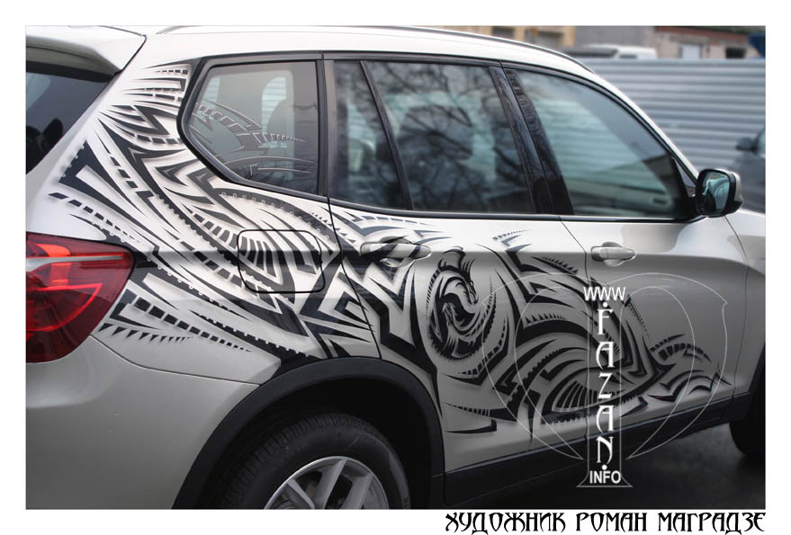 Стилизованная под трайблы тату на авто BMW X3, фото 04.
