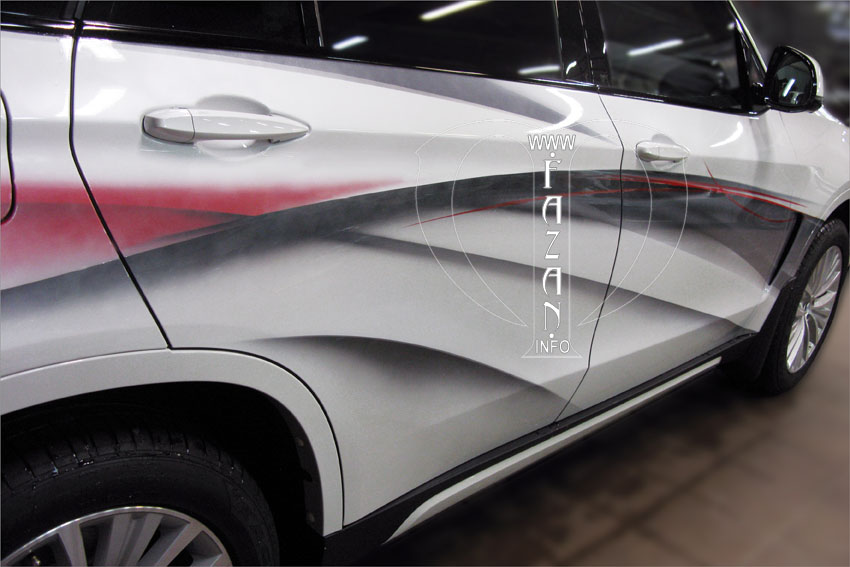 Полосы в простой абстрактной аэрографии на белом автомобиле BMW X5, фото 04.