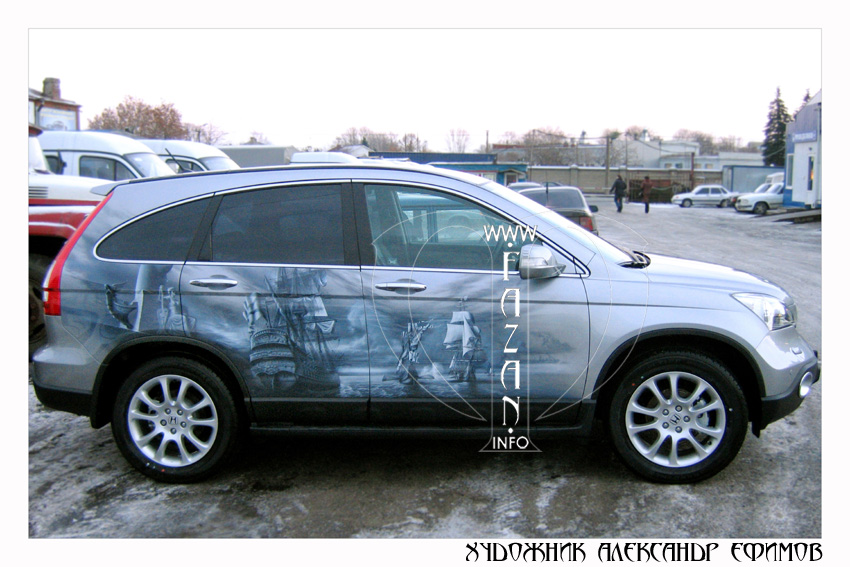 Аэрография с видами Петербурга и кораблями на серебристом автомобиле Honda CR-V. Фото 01.