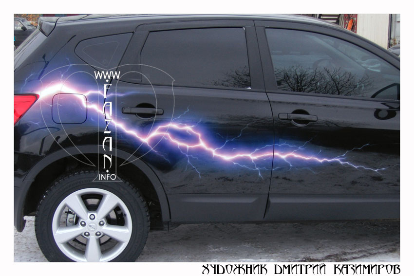 Аэрография электрического разряда (молния) на черном авто Nissan Qashqai. Фото 07.
