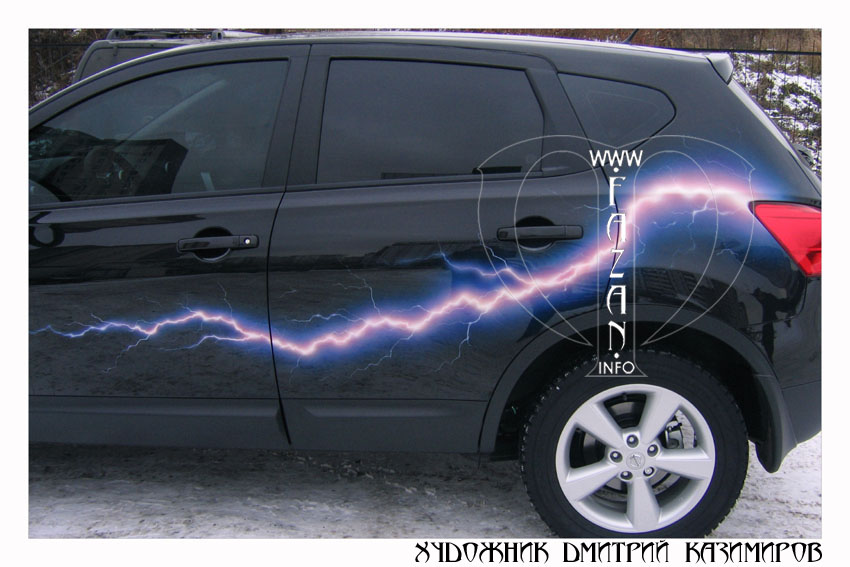 Аэрография электрического разряда (молния) на черном авто Nissan Qashqai. Фото 03.