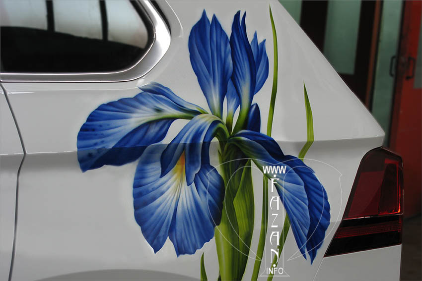 Рисунок цветка ирис на белом VW Tiguan, фото 3.