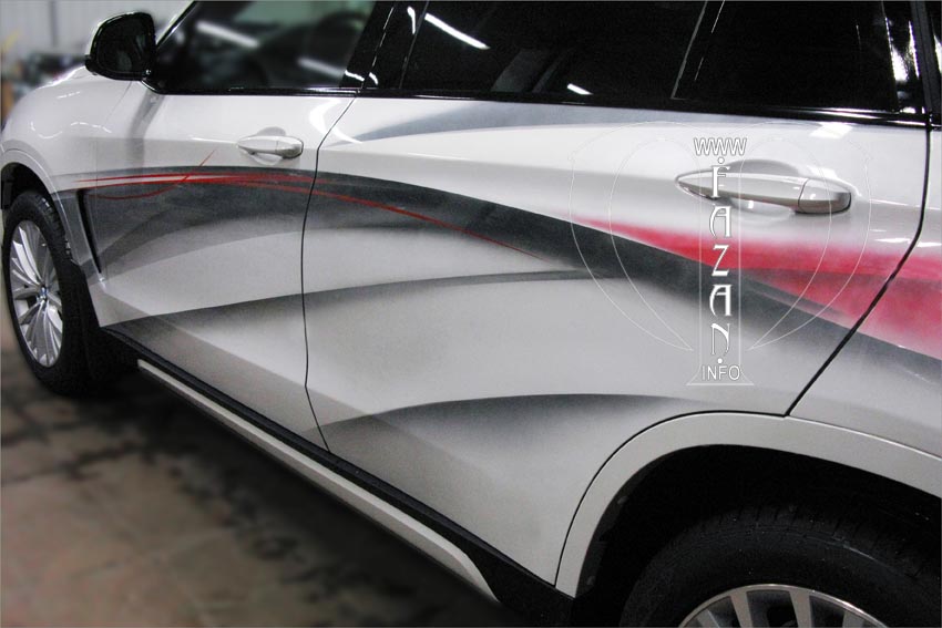 Полосы в простой абстрактной аэрографии на белом автомобиле BMW X5, фото 08.