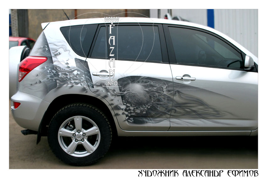 Абстрактный рисунок на автомобиле Toyota RAV4. Фото 14.