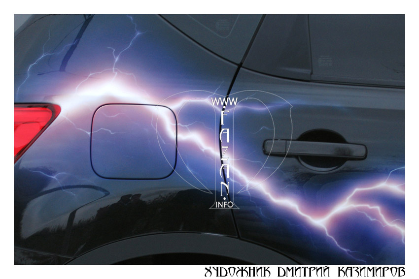 Аэрография электрического разряда (молния) на черном авто Nissan Qashqai. Фото 08.