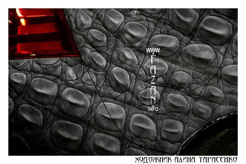 Аэрография "Крокодиловая кожа" на черном автомобиле Lexus GX460. Фото 15.