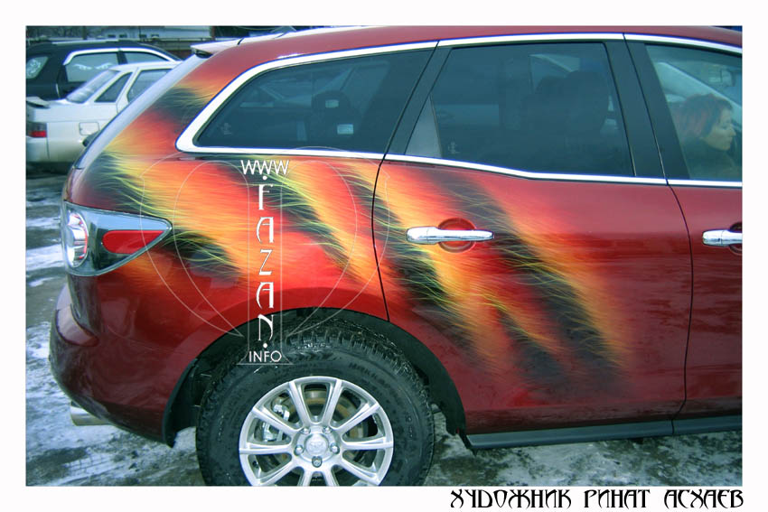 Аэрография на красном автомобиле Mazda. Фото 11. Сфотографировано со вспышкой.