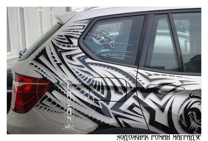 Стилизованная под трайблы тату на авто BMW X3, фото 05.