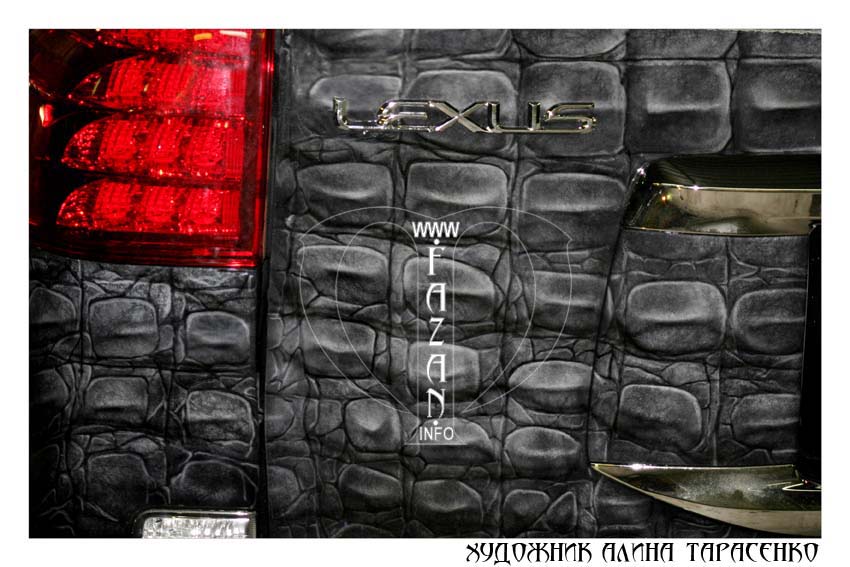 Аэрография "Крокодиловая кожа" на черном автомобиле Lexus GX460. Фото 09.