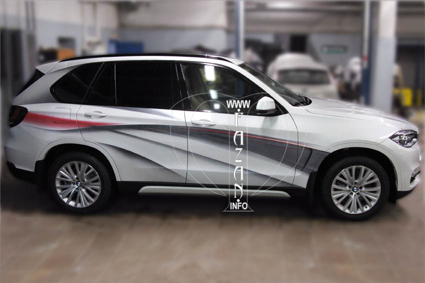 Полосы в простой абстрактной аэрографии на белом автомобиле BMW X5, фото 01.