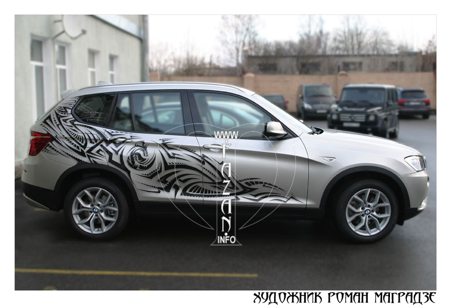 Стилизованная под трайблы тату на авто BMW X3, фото 01.