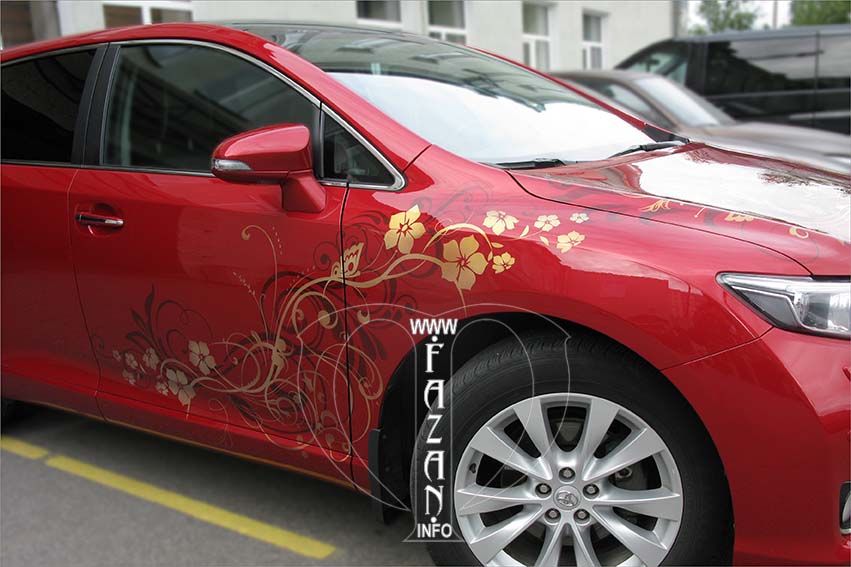 Цветочный узор на красном автомобиле  Toyota Venza, фото 3.
