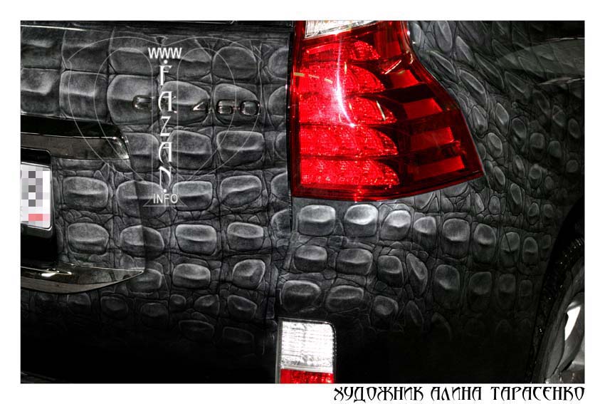 Аэрография "Крокодиловая кожа" на черном автомобиле Lexus GX460. Фото 10.
