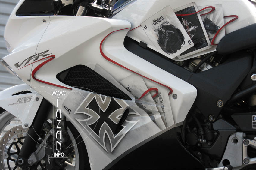 Аэрография с изображением Железного креста на мотоцикле Honda VFR, фото 08.