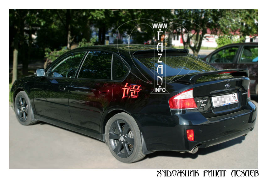 Иероглифы в аэрографии на автомобиле Subaru Legasy. Фото 03.