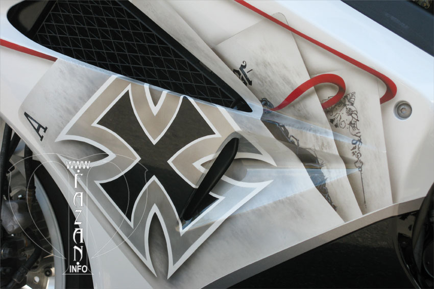 Аэрография с изображением Железного креста на мотоцикле Honda VFR, фото 10.