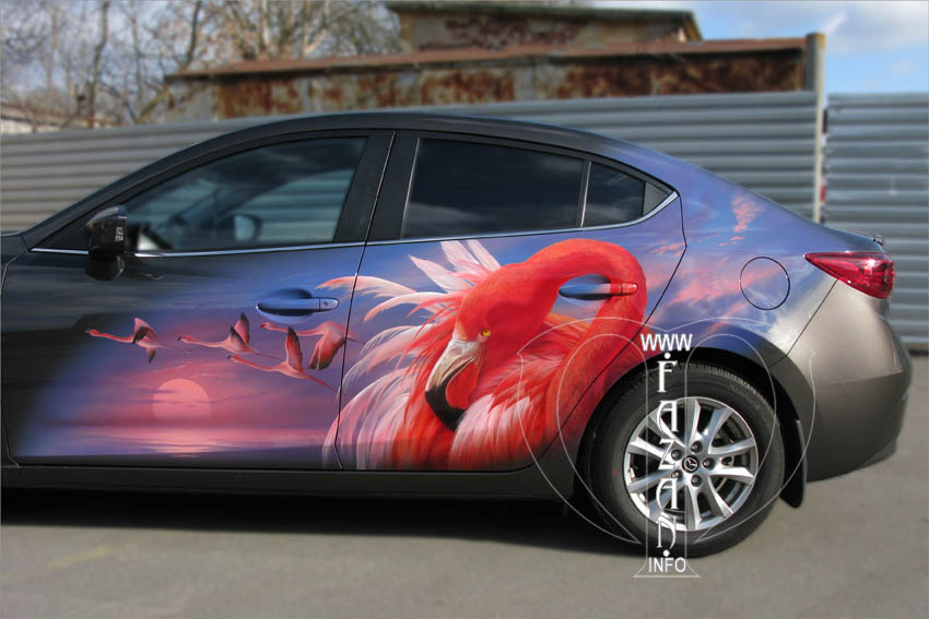 Грациозные птицы фламинго в аэрографии на серой Mazda 3, фото 4.