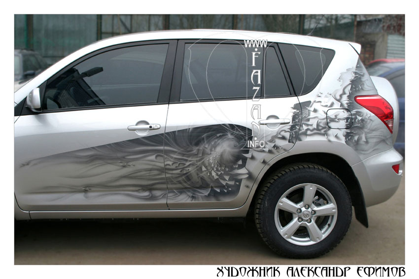 Абстрактный рисунок на автомобиле Toyota RAV4. Фото 02.