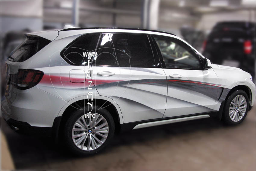 Полосы в простой абстрактной аэрографии на белом автомобиле BMW X5, фото 05.