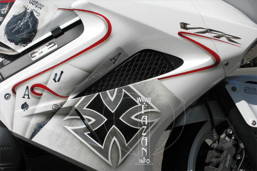 Аэрография с изображением Железного креста на мотоцикле Honda VFR, фото 03.