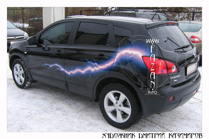 Аэрография электрического разряда (молния) на черном Nissan Qashqai. Фото 01.