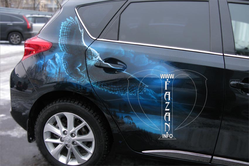 Аэрография совы на темно-синем автомобиле Toyota Auris, фото 03