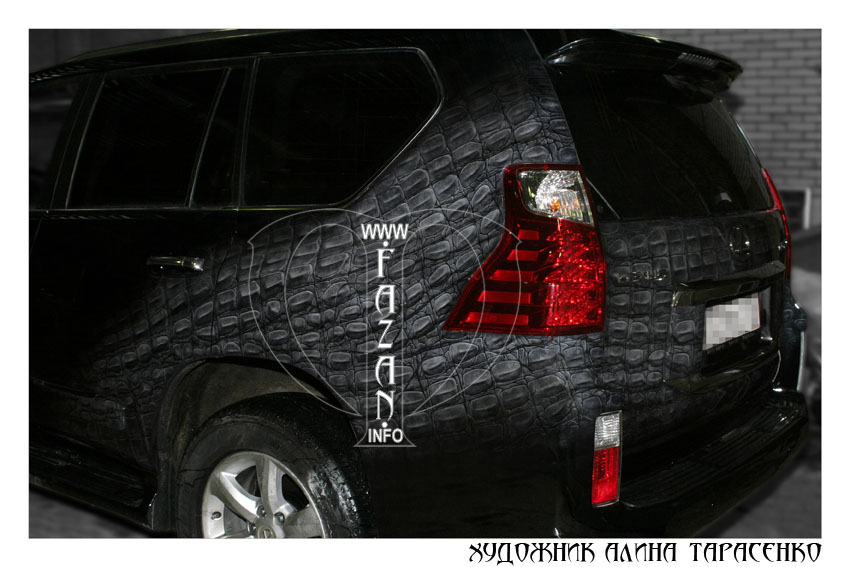Аэрография "Крокодиловая кожа" на черном автомобиле Lexus GX460. Фото 04.