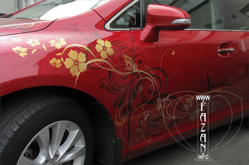 Цветочный узор на красном автомобиле  Toyota Venza, фото 7.